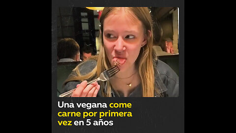 Captan reacción de vegana al comer primer trozo de carne en 5 años