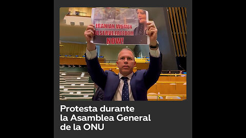 Representante israelí protesta con un cartel durante la Asamblea General de la ONU