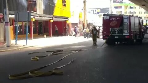 DENUNCIAN NEGLIGENCIA DE PARTE DE LOS BOMBEROS EN INCENDIO EN TIENDA DE BICICLETA EN SANTO DOMINGO