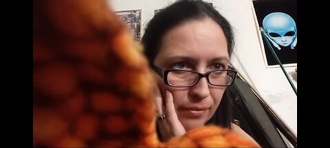 queen cobra on the couch (pre-freakout) she deleted the stream (it was muted anyway)1/2