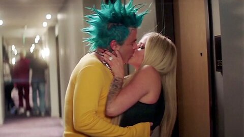 Avril Lavigne and Mod Sun kiss scene