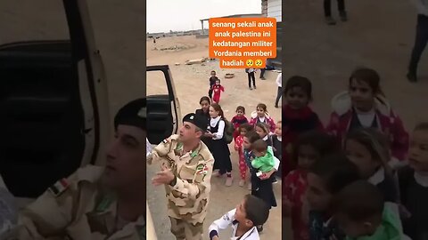 Kebahagiaan anak Palestine di jalur Gaza mendapat makanan dari tentara Yordania #sorts