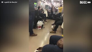 Musicisti suonano il trombone nella metro di Tokio