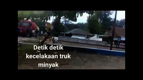 Detik-detik mobil tangki minyak tertabrak kereta