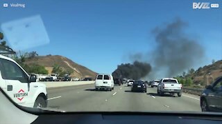 Aereo d'epoca si schianta in autostrada negli USA