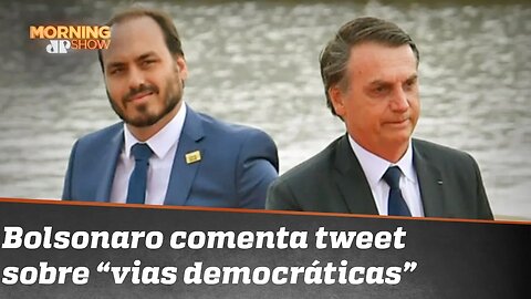 Lembra do tweet do Carlos Bolsonaro sobre a democracia? O pai falou a respeito