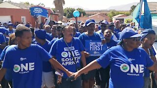 SOUTH AFRICA - Cape Town - Democratic Alliance (DA) leader Mmusi Maimane visits Hillcrest Heights (Video) (NGz)