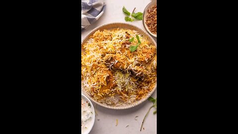 Traditional way to make chicken biryani 🍽️ #avenuedish #food #trending #explore #shorts #biryani