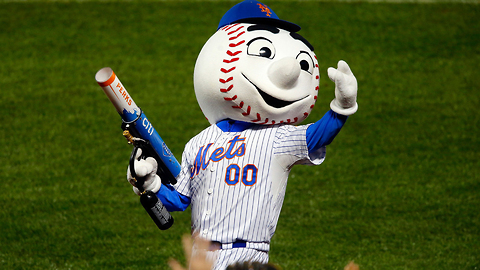 Mets Mascot Flips Fans the Middle Finger