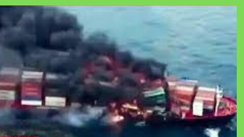 🚢💥 Shocking Footage: US Cargo Ship Under Fire! Ballistic Missile Attack in the Gulf of Aden 😱