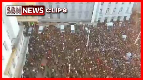 BASED CROATIAN MAN CLIMBED UP TO GET A GOOD VIEW OF THE PROTEST - 5266