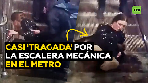 Escalera mecánica ‘absorbe’ la chaqueta de una chica en el metro de San Petersburgo