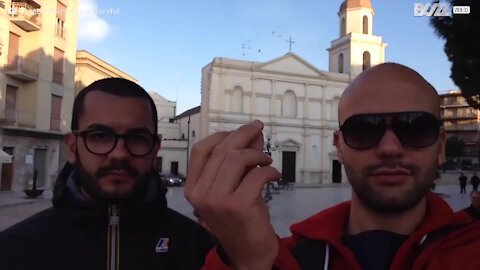 Ces touristes se "téléportent" dans Paris