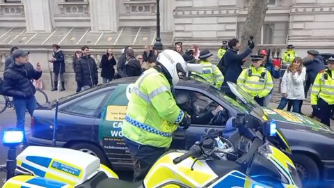 PIERS CORBYN PULLED OVER BY POLICE OUT SIDE DOWNING STREET UK FREEDOM CONVOY 😵😵😵😵😵