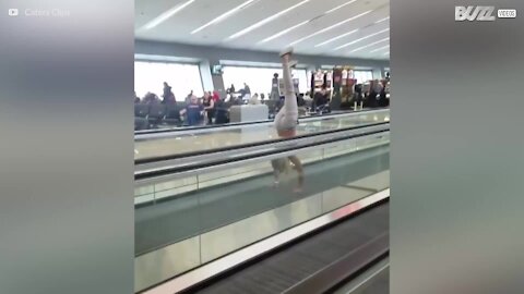 Donna esegue la verticale all'Aeroporto di Las Vegas!