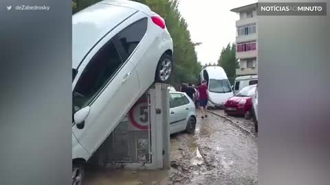 Alagamentos causam o caos em Livorno, na Itália