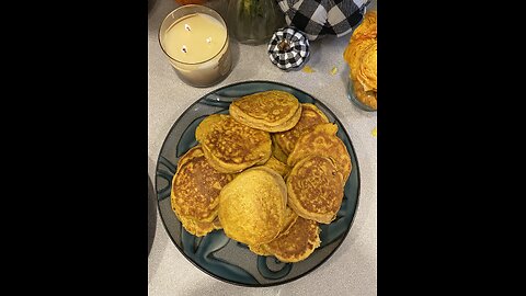 🎃🥞 Who needs regular pancakes when you can have these protein-packed pumpkin sourdough pancakes?!🤤