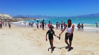 South Africa - Cape Town - Nice Weather at the beach (Video) (m76)