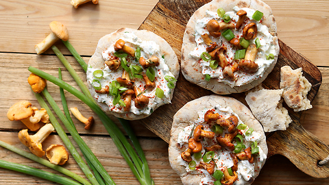 Mini Sauerteig-Pizzen mit Kräutercreme und Eierschwammerl