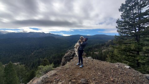 Yellowstone: Grizzly bears, dirt roads, mountains and rivers