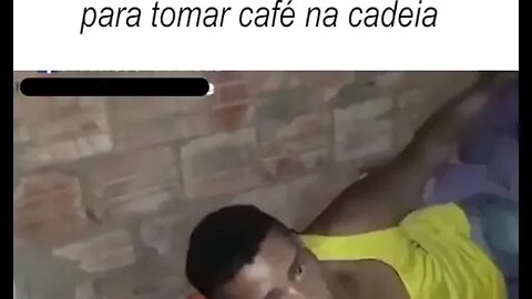 POLICIAL ACORDA BANDIDO PARA TOMAR CAFE NA CADEIA [ MEME ] [ MEMES ] [ VIRAL ] MUITO COMEDIA !! RIR