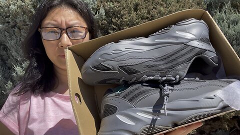 This is a pair FAKE adidas Yeezy 700V2 shoes