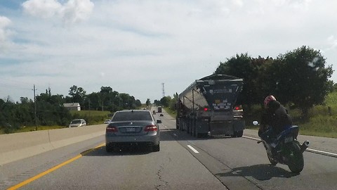 Motorcycle driver takes ridiculous risk at high speed