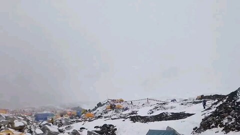 Avlonche in Mount Everest Base Camp