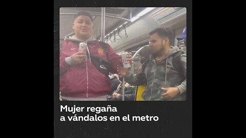 Vándalo se lleva un regaño de una mujer en el metro