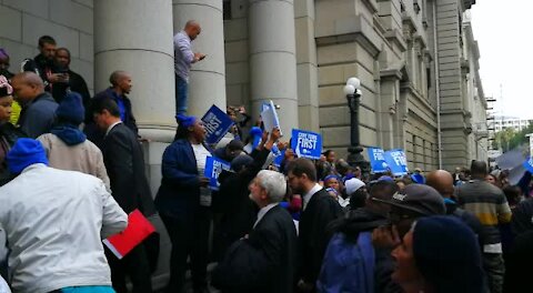 Supporters of both sides in De Lille vs DA battle gather outside Cape Town court (DTX)