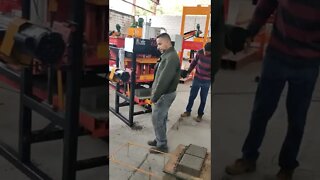 Máquina Ágil 4.3 Pneumática fabricando Pavers