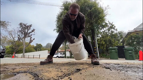 Arnold Schwarzenegger Fixes Giant Pothole in Los Angeles!