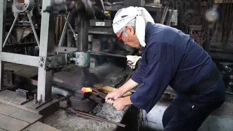 How Japanese samurai swords were made. A 75-year-old swordsman who has made 1,000 Japanese swords-7