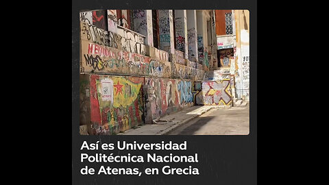 Estudiante extranjera muestra la abundancia de grafitis en una universidad en Grecia