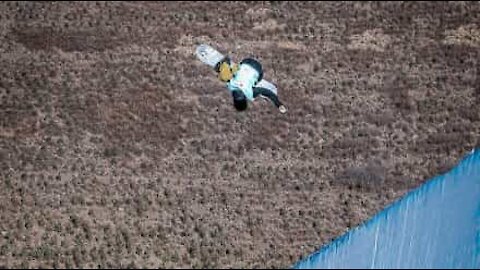 Salto impressionante de snowboard acaba em queda aparatosa!