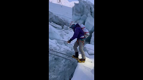 Khumbhu icefall crossing