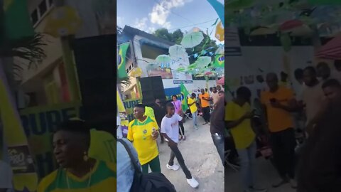 Haitianos comemorando a vitória do Brasil sobre a Sérvia na Copa do Mundo.