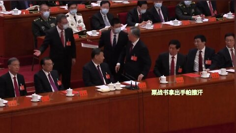 胡锦涛被带离二十大会场，他站起来后习近平和栗战书、王沪宁对视确认眼神。《时刻新闻》