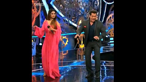 सलमान खान ने मोनी रॉय के साथ मस्ती करते हुए | Salman Khan having fun with Mouni Roy🤣🤣😂