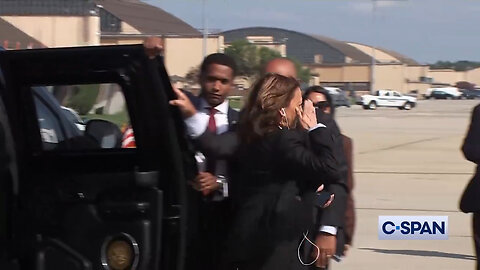 'LA-LA-LA-LA! I Can't Hear You!' Kamala Wears Headphones To Avoid Press Gaggle On The Tarmac