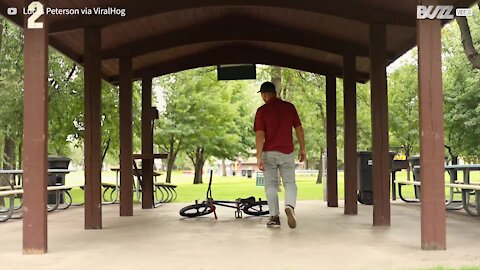 Jovem faz truque impressionante com uma bicicleta 1