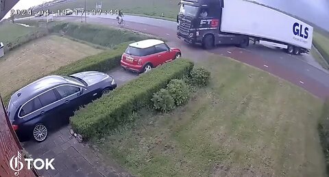 KIND CIVILIAN HELP TRUCK-DRIVER🚗🛣️🚛🚶‍♂️🏘️MAKE- A- U-TURN ON SMALL BUSY ROAD🏍️🚏🚛🚶‍♂️🏘️💫