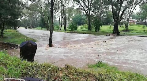 Rain causes flash flooding in Johannesburg (Sei)