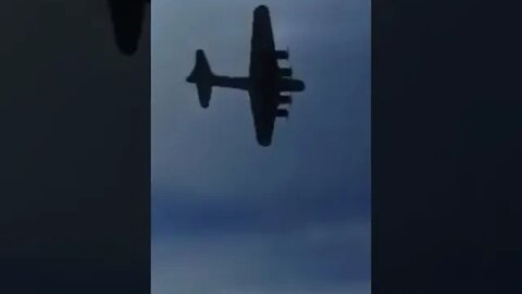 🚨🇺🇸 #Texas: B-17 bomber and a plane collide at #Dallas airshow.