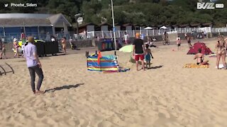 L'explosion d'une cabane de plage déclenche un feu