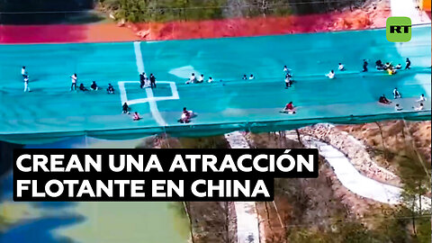 Crean en China una atracción flotante parecida a un campo de fútbol