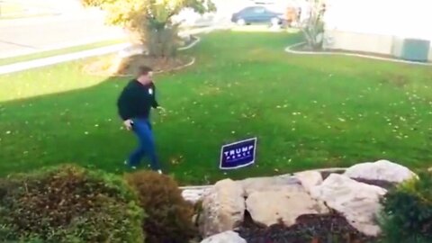 NEVER MESS WITH TRUMP YARD SIGNS! 🤣🤣🤣 - il Donaldo Trumpo