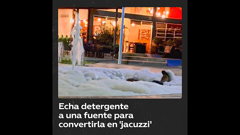 Toma un baño con espuma en plena plaza de Sinaloa, México