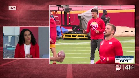 Chiefs QB Patrick Mahomes wears 'vote' shirt during warmups