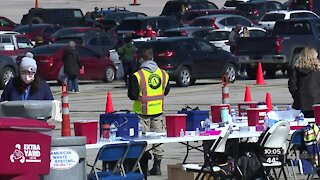 Thousands flock to Arrowhead Stadium mass COVID-19 clinic